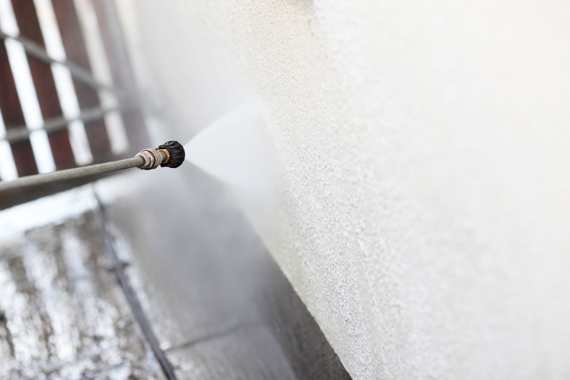 Cleaning a wall with power pressure system